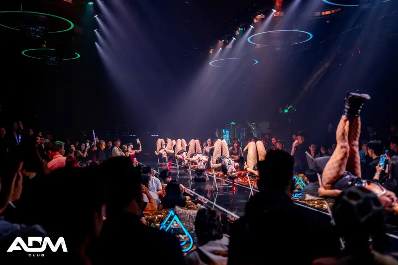 Khán giả dưới ánh đèn moving head ADM Club